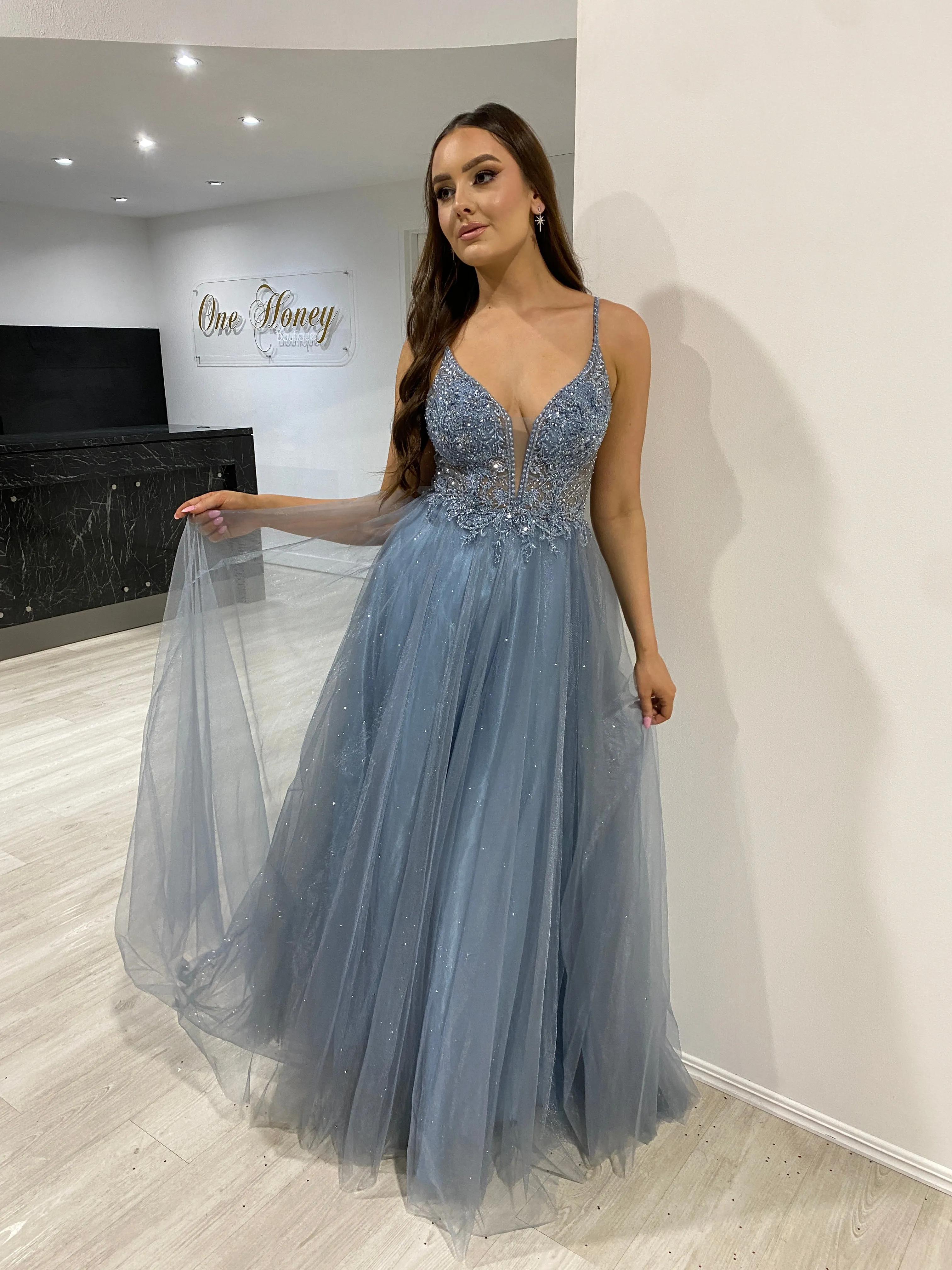 AMORET Romantic Beaded Applique Tulle Prom & Formal Dress