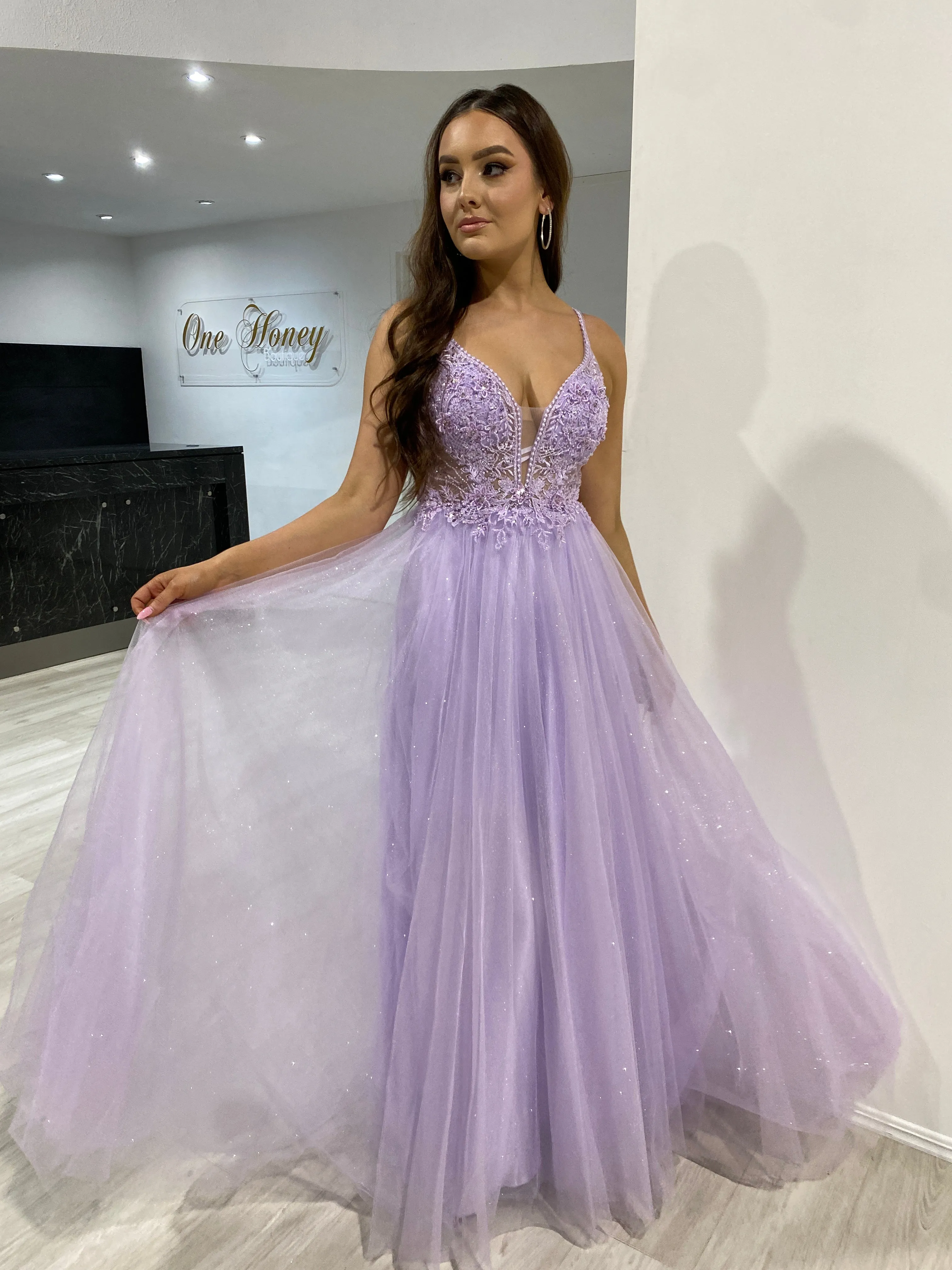 AMORET Romantic Beaded Applique Tulle Prom & Formal Dress